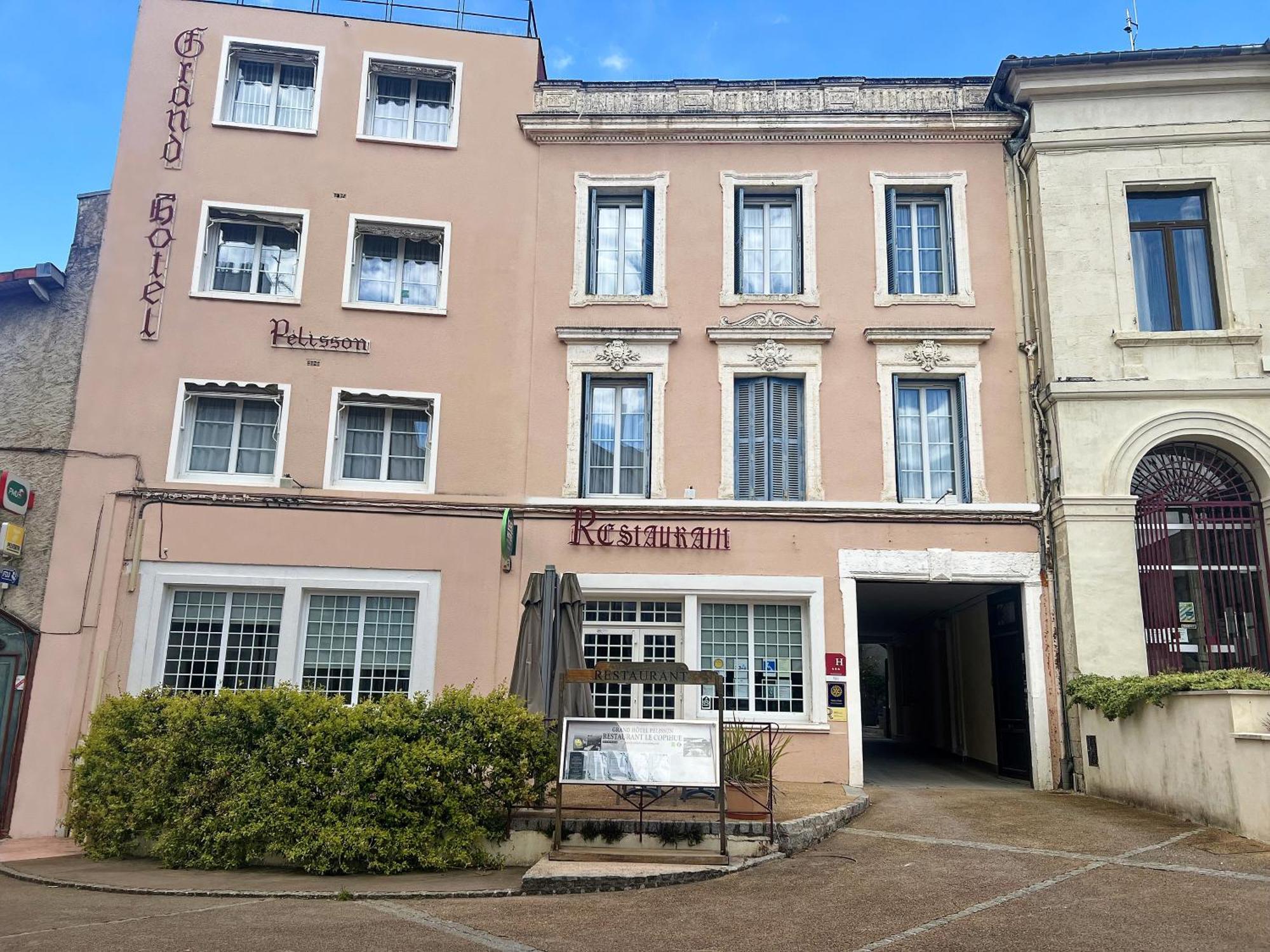 Logis Grand Hotel Pelisson Nontron Bagian luar foto