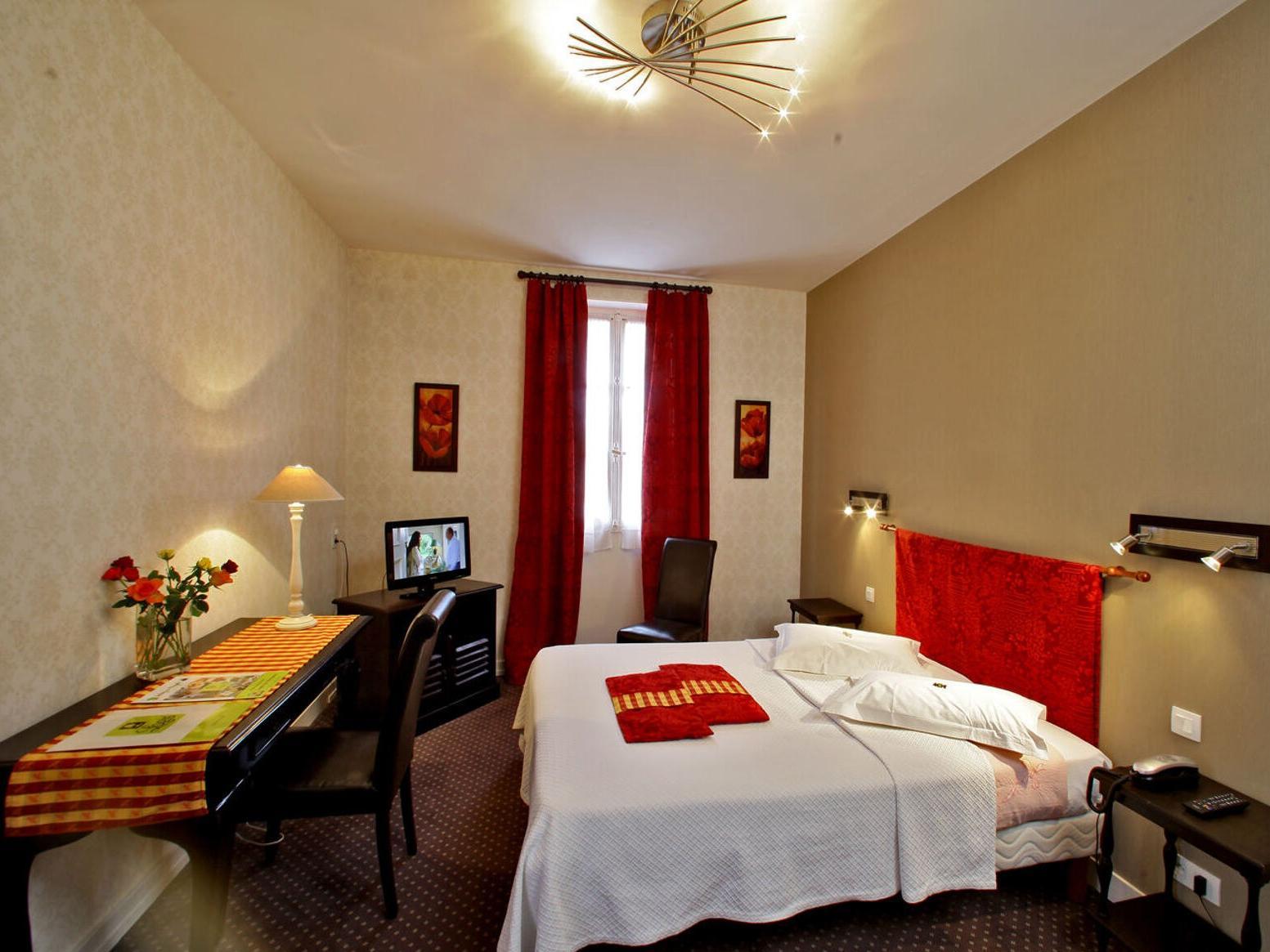 Logis Grand Hotel Pelisson Nontron Bagian luar foto