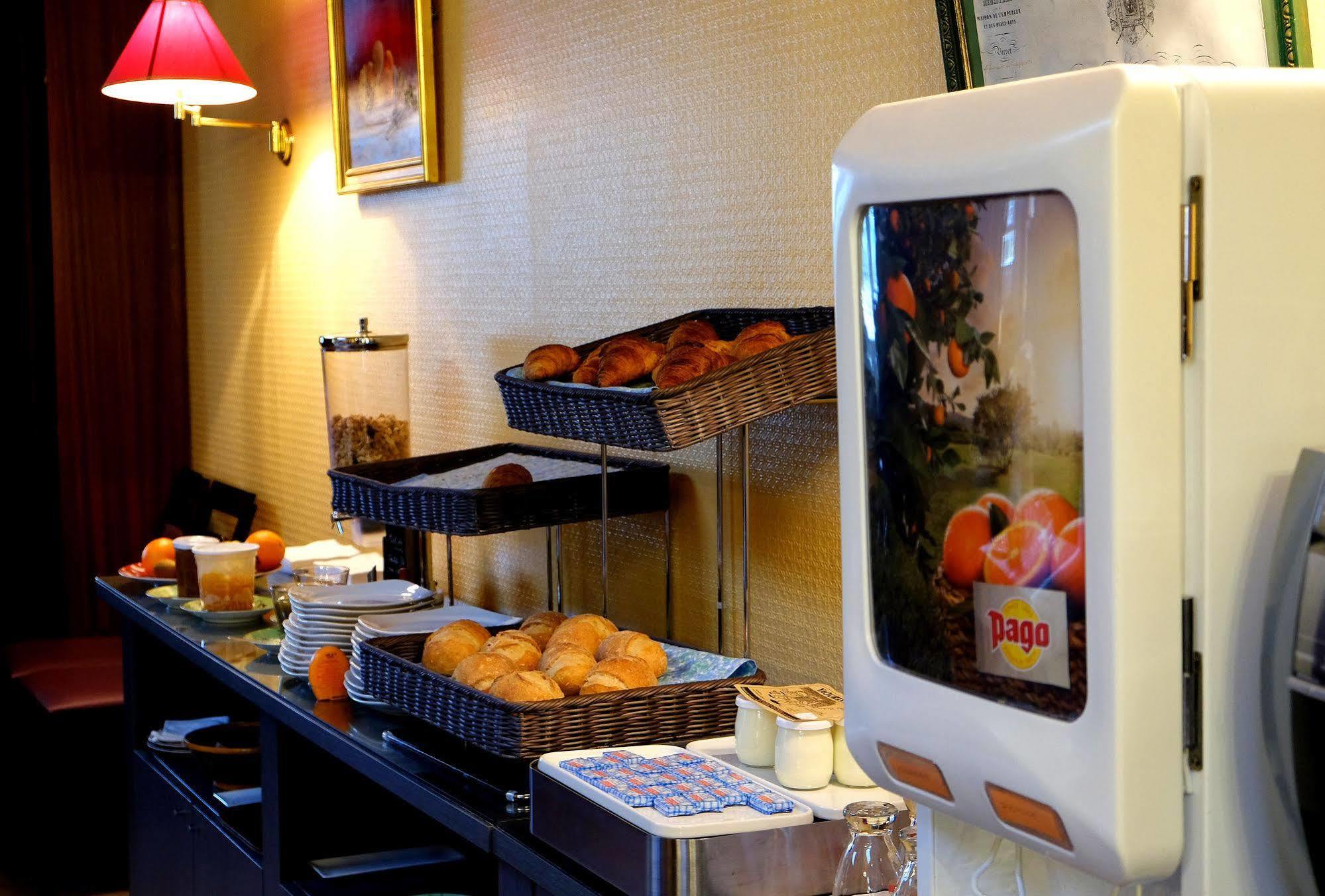 Logis Grand Hotel Pelisson Nontron Bagian luar foto